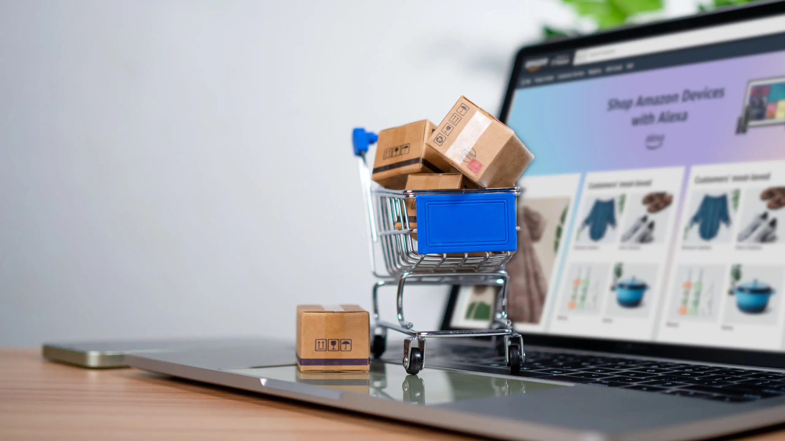 A Estratégia da Amazon para Organizar seu Marketplace: Anúncios de Baixa Performance Desafiam o Sonho da “Loja Infinita” em 2025