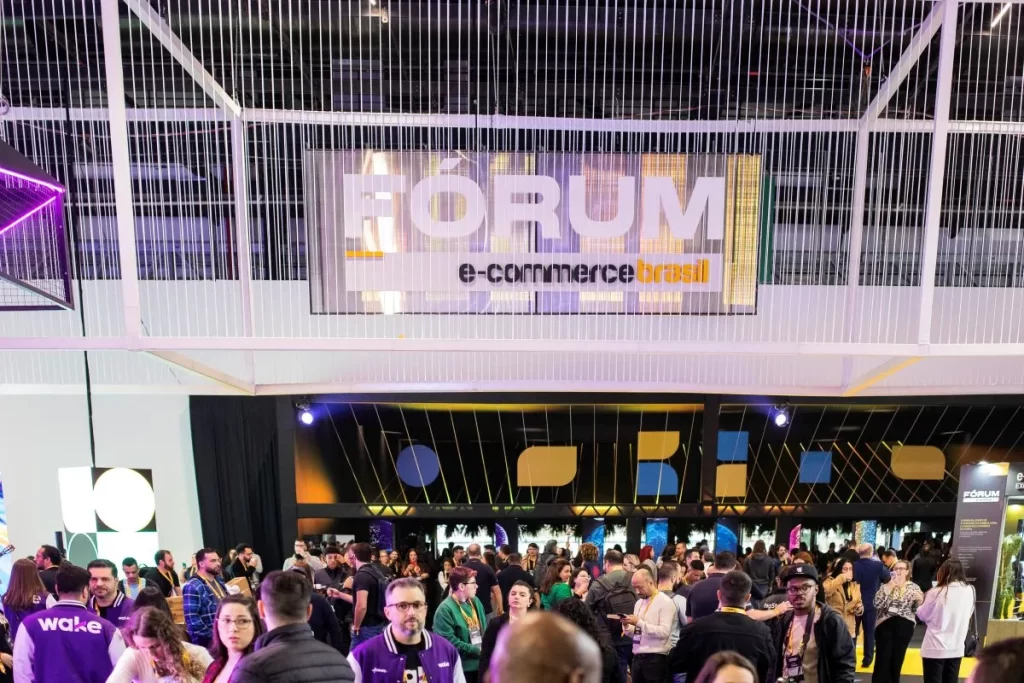 60-forum-ecbr-corredor-pessoas-congresso.jpg-1024x683 Fórum E-Commerce Brasil 2025: Conheça os Principais Participantes do Maior Evento de Varejo Online