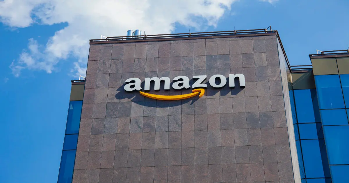 Amazon aumenta preços e vai na contramão do Walmart, que reduz valores