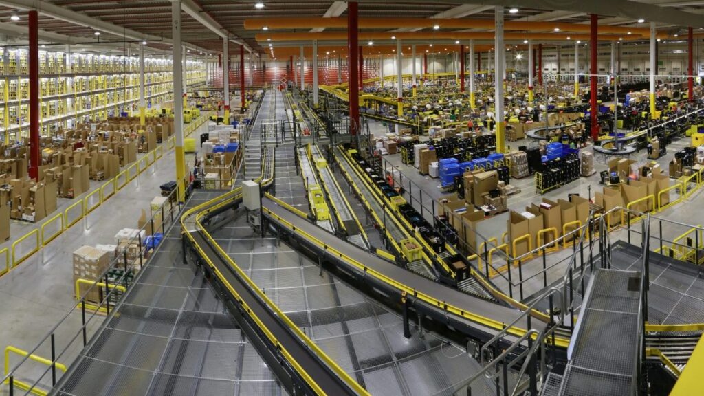 Panorama-interior-centro-logistico-Amazon.es-3-e1551908511939-1024x576 Logística da Amazon Cresce no Brasil: FBA Chegará a 7 Estados até o Fim de 2025