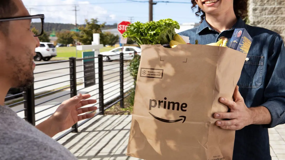 Entrega de alimentos perecíveis no mesmo dia chega com a Amazon nos EUA