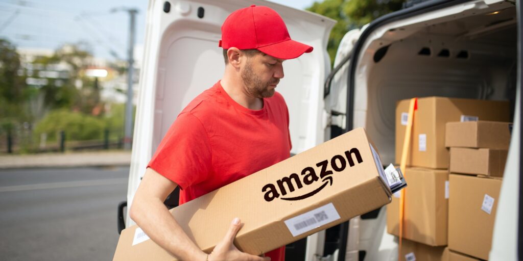 amazon-package-1024x512 O que Está Acontecendo com a Logística da Amazon DBA? Atrasos, Mudanças e Falhas no Sistema