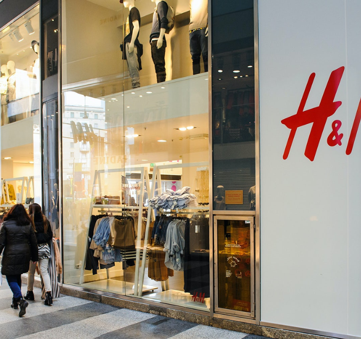 hm-anuncia-primeira-loja-no-brasil-com-inauguracao-em-2025-720x675-1 H&M Brasil: Lojas físicas e e-commerce chegam ao país