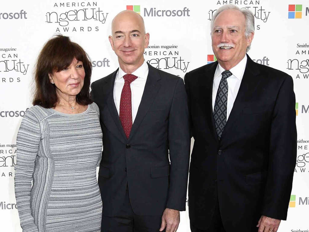 jeff-bezos-parents-3-89d0d3616fd84f6a829500ad531cfc97-1024x768 Jackie Bezos, mãe de Jeff Bezos e financiadora inicial da Amazon, morre aos 78 anos