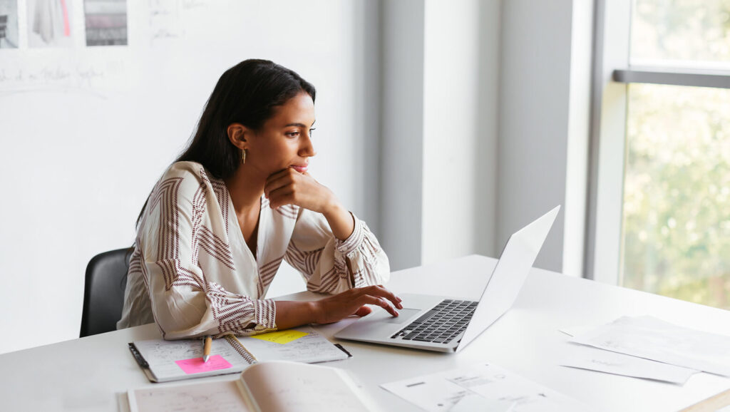 woman-laptop-office_SOIN19122_2770058_st_1560x880-1024x578 Transforme Abandono de Carrinho em Vendas com Estas Estratégias