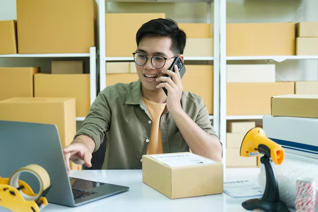 young-online-business-owner-talking-with-customer-phone_1421-7374 A cada 7 segundos, o e-commerce brasileiro realiza uma entrega expressiva