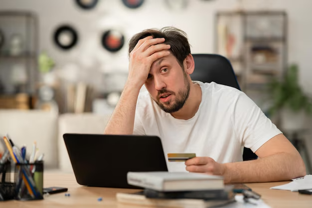 young-worried-man-open-laptop-front-him-because-he-decided-make-new-purchase_616370-4487 Fraude no E-commerce no Dia dos Pais Deve Ultrapassar R$ 41 Milhões, Alerta ClearSale