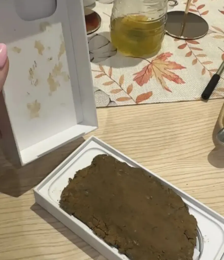399-iphone-16-pro-1tb-1026372515-59273055-882x1024 Comprar na Amazon Está Cada Vez Mais Arriscado: Mulheres Recebem iPhones Fraudados e Homen Processador com Problema