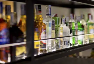 Varejistas têm 24h para suspender venda online de bebidas destiladas