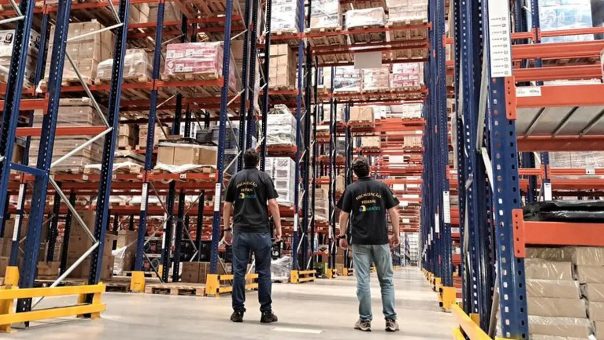 Anatel faz operação surpresa em centro de distribuição da Magazine Luiza em busca de produtos irregulares