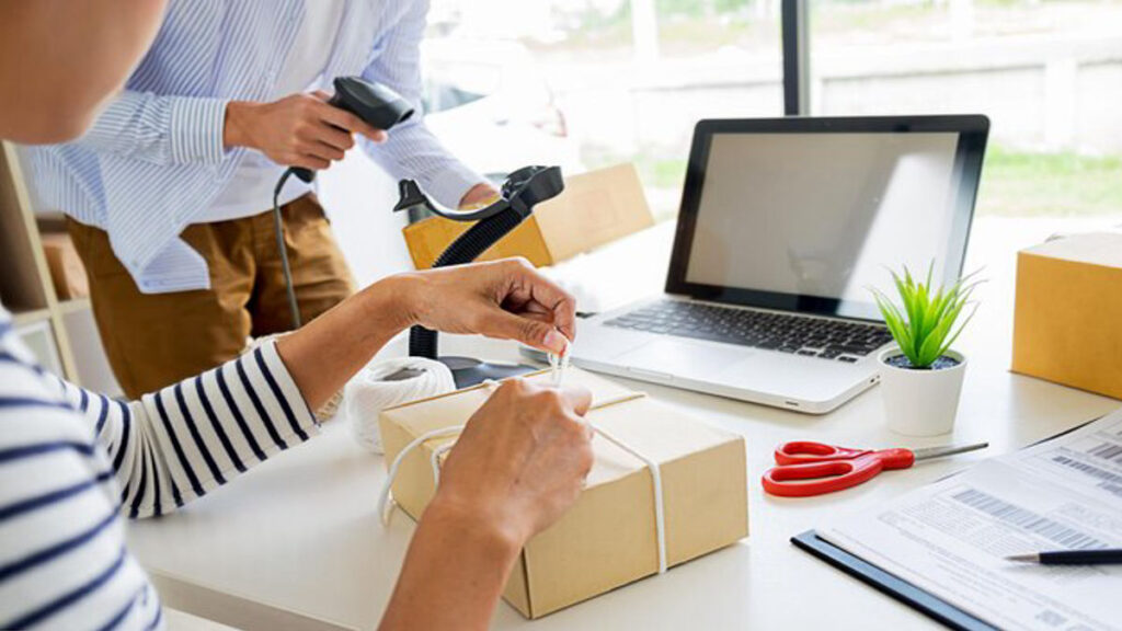 midsection-coworkers._imresizer-1024x576 Pequenas e Médias Empresas aceleram o e-commerce rumo à Black Friday