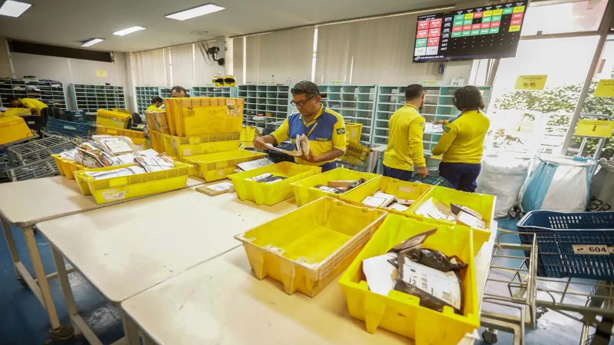 Correios correm para levantar R$ 10 bi até o final do ano e preparam demissão de 10 mil funcionários 1 Correios correm para levantar R$ 10 bi até o final do ano e preparam demissão de 10 mil funcionários