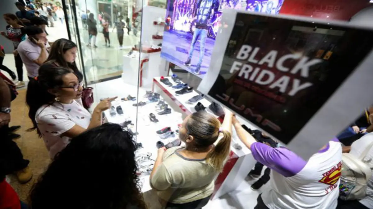 Brasileiros adotam estratégia de testar produtos em lojas físicas e comprar pela internet, indica levantamento