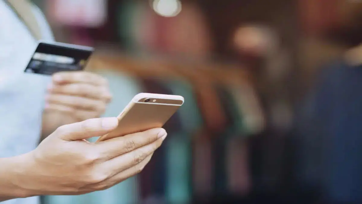Celular vira peça-chave na decisão de compra do brasileiro
