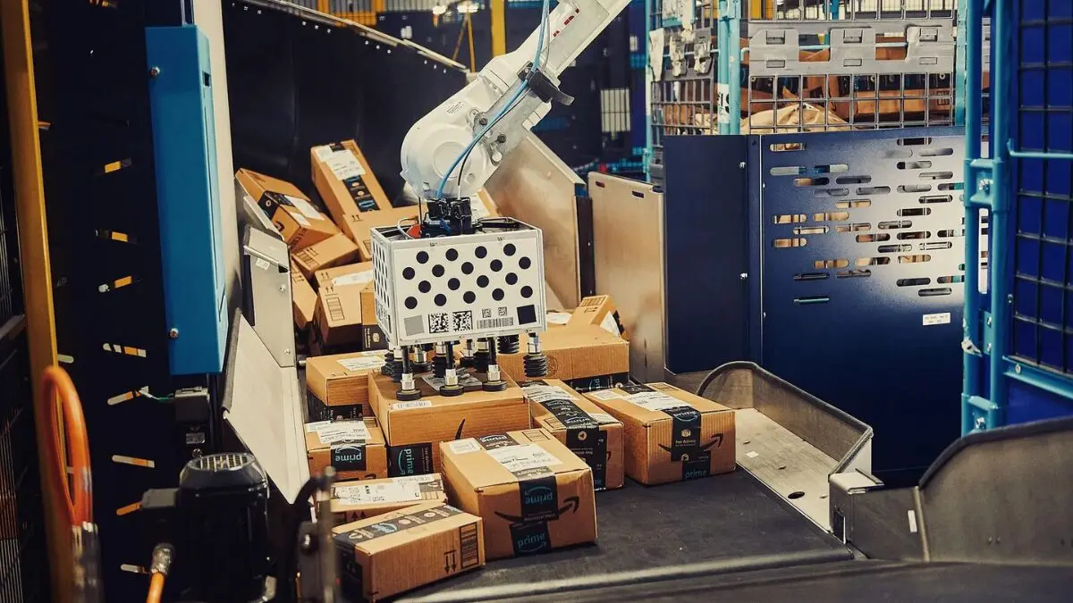 Amazon isenta tarifas logísticas e impulsiona vendas, mas expõe falhas operacionais