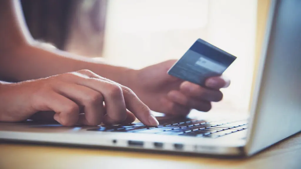 Kreditkarte-Laptop-1._imresizer-1024x576 IAs no e-commerce: tráfego cresce 580% e aponta para o futuro do comércio eletrônico