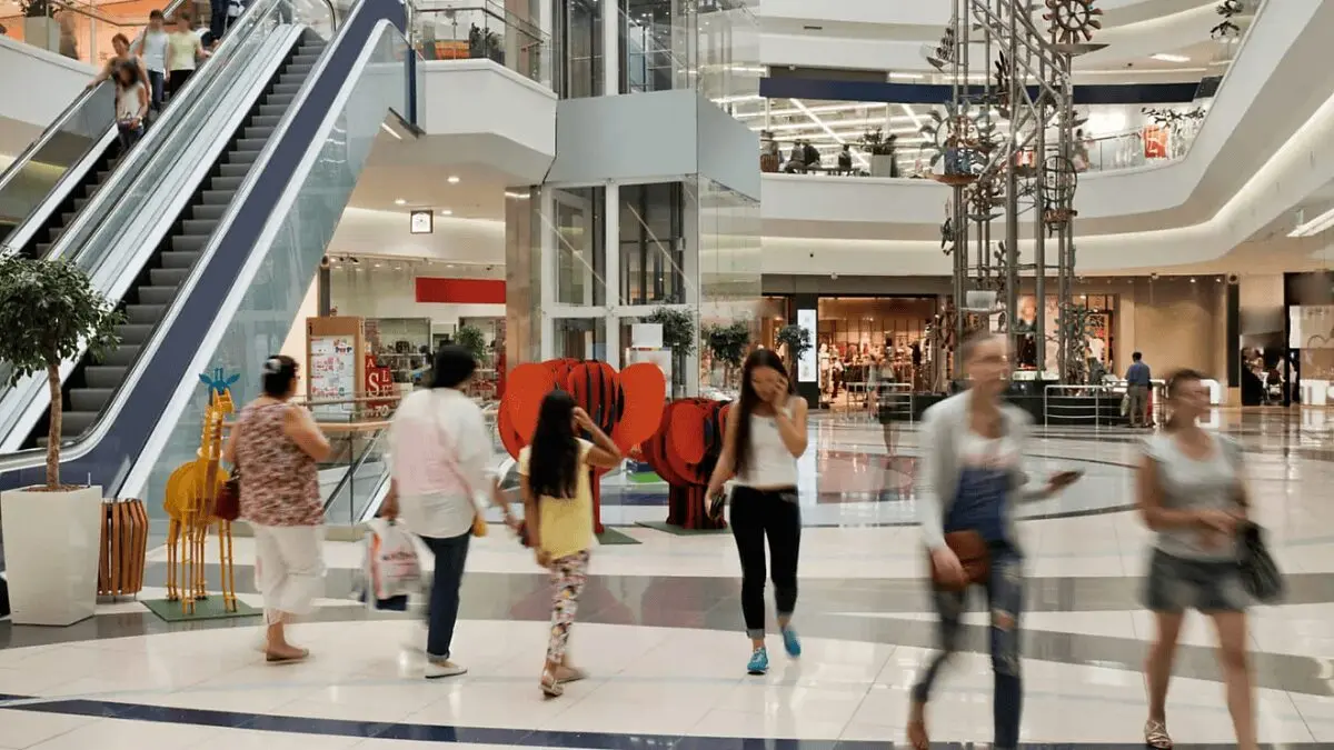Impacto do e-commerce nos shoppings leva lojistas a repensar horários e estratégias