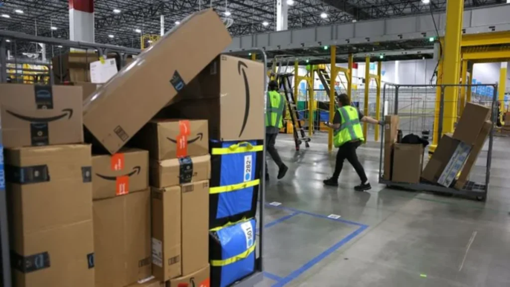 imresizer-amazon-is-changing-its-deliveries-behind-the-scenes-to-cut-v0-rgj4IlMJxi3NPUJxJtvTGYHHrtMTKpijWaIwVrZNJnk-1024x576 Cada vez mais valorizados, galpões logísticos avançam com o e-commerce no Brasil