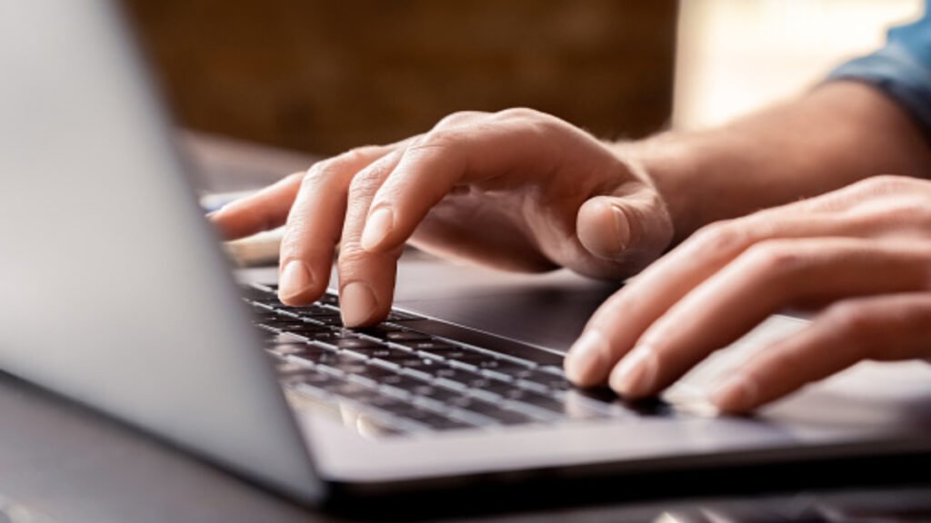 imresizer-istockphoto-1347960721-170667a-1024x576 Como escolher a melhor plataforma de vendas online: marketplace, loja online ou redes sociais?