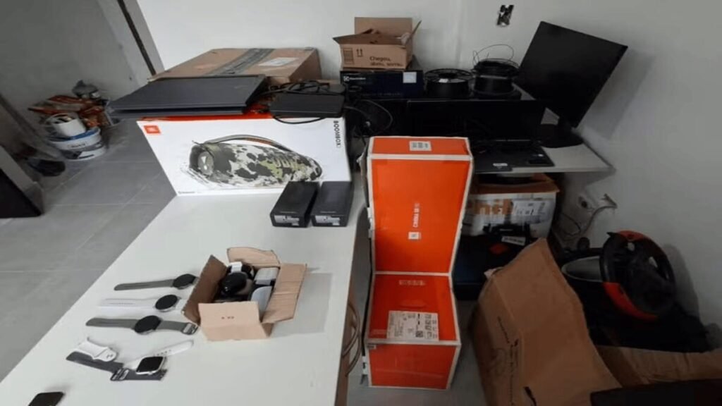 imresizer-policia-1024x576 Desvio de produtos no centro logístico da Amazon resulta na prisão de funcionários