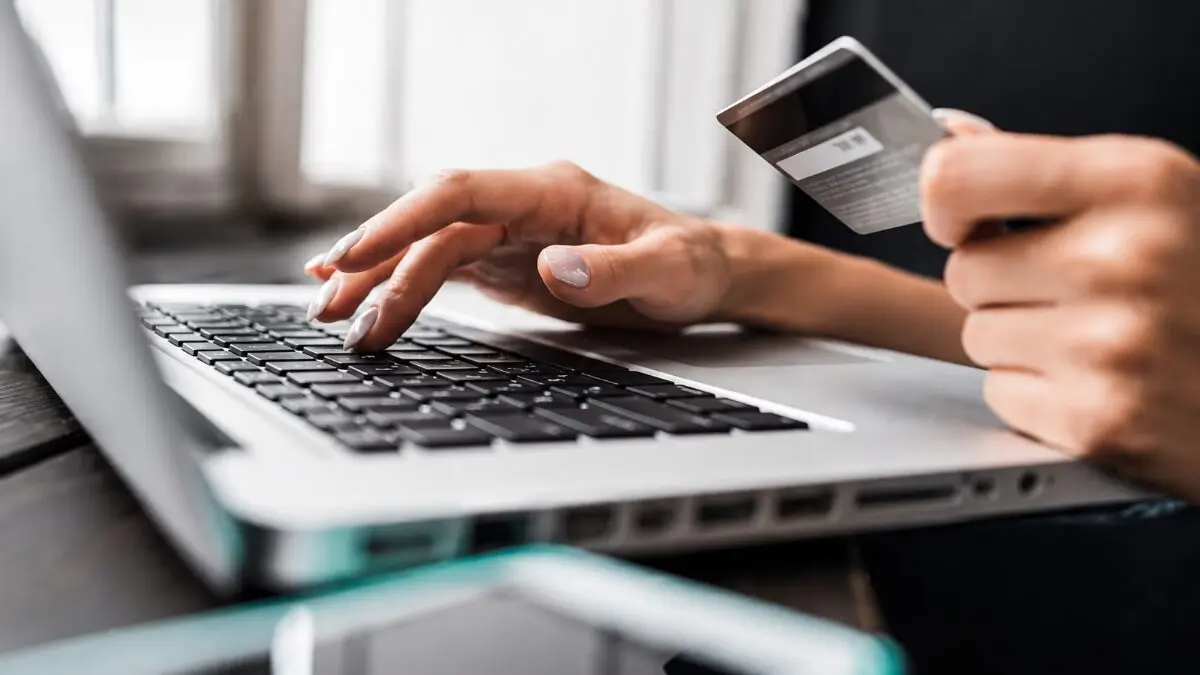 Gerações mais novas no e-commerce foram as mais afetadas por fraudes em 2025