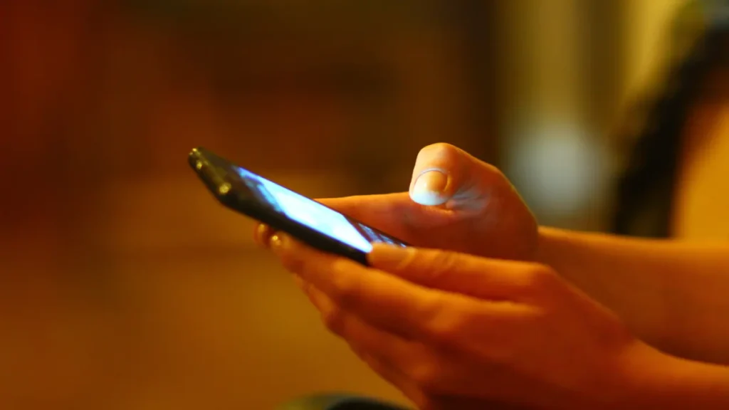 imresizer-Persona-escribiendo-un-mensaje-en-un-celular-1024x576 Comércio eletrônico brasileiro avança 11,8% e soma R$ 381 Bi