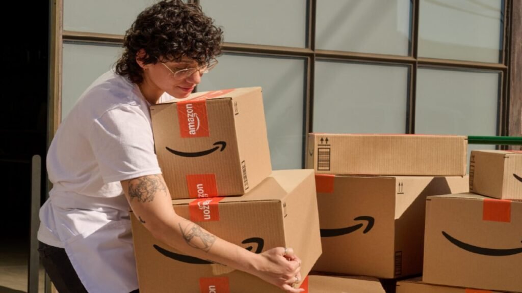 imresizer-guyholdingboxes-1024x576 Como funciona o ponto de envio Amazon para lojistas e comércios