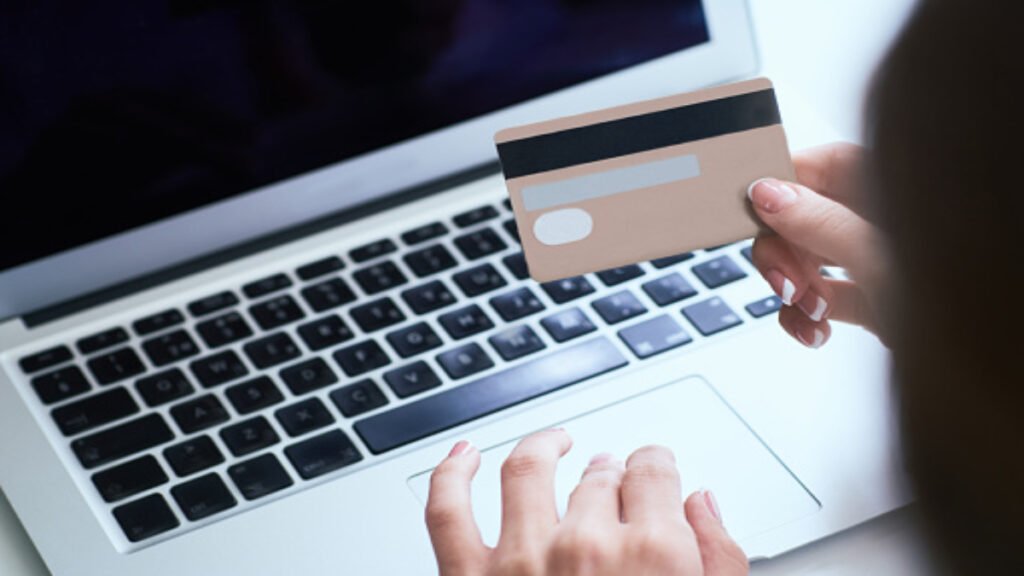 imresizer-istockphoto-1158559692-170667a-1024x576 Golpes em compras online crescem 15% com criminosos aplicando fraudes de baixo valor