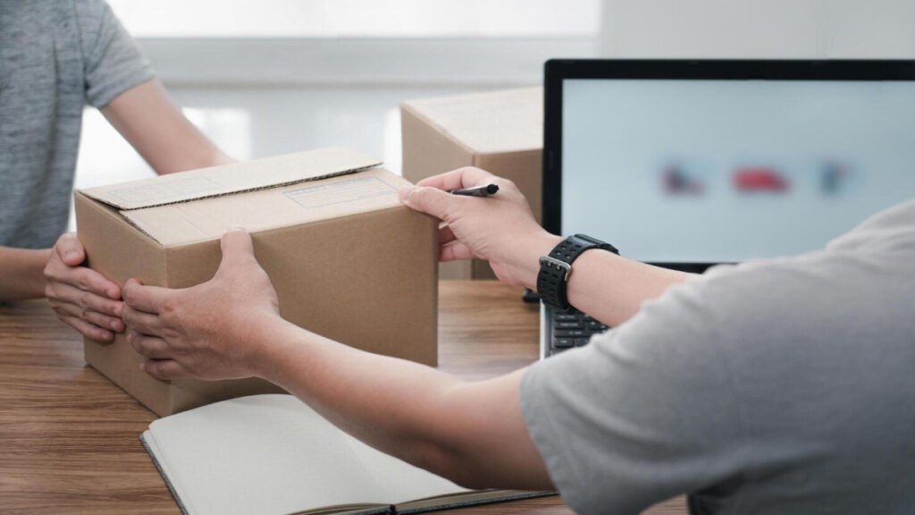 imresizer-parcel-receiving-officer-man-hold-parcel-box-from-women-and-use-laptop-to-register-in-the-online-system-to-send-parcels-to-the-destination-correctly-transportation-system-concept-free-pho-1024x576 E-commerce em Goiás dispara e coloca estado no topo nacional
