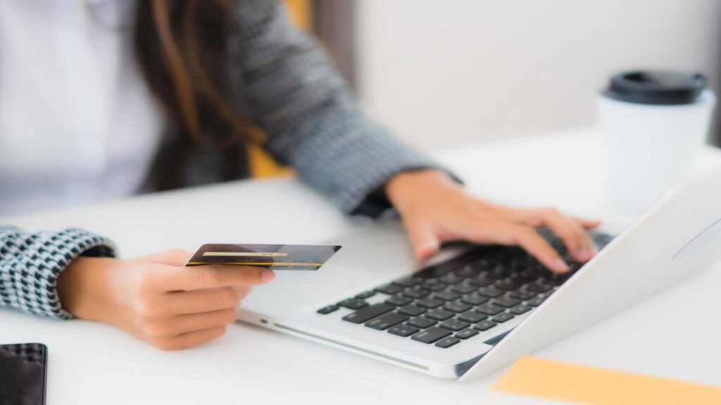 imresizer-woman-using-credit-card-with-laptop-for-online-shopping-free-photo-1024x576 Buscas no Google no Dia das Mães disparam por presentes e revelam consumidor indeciso