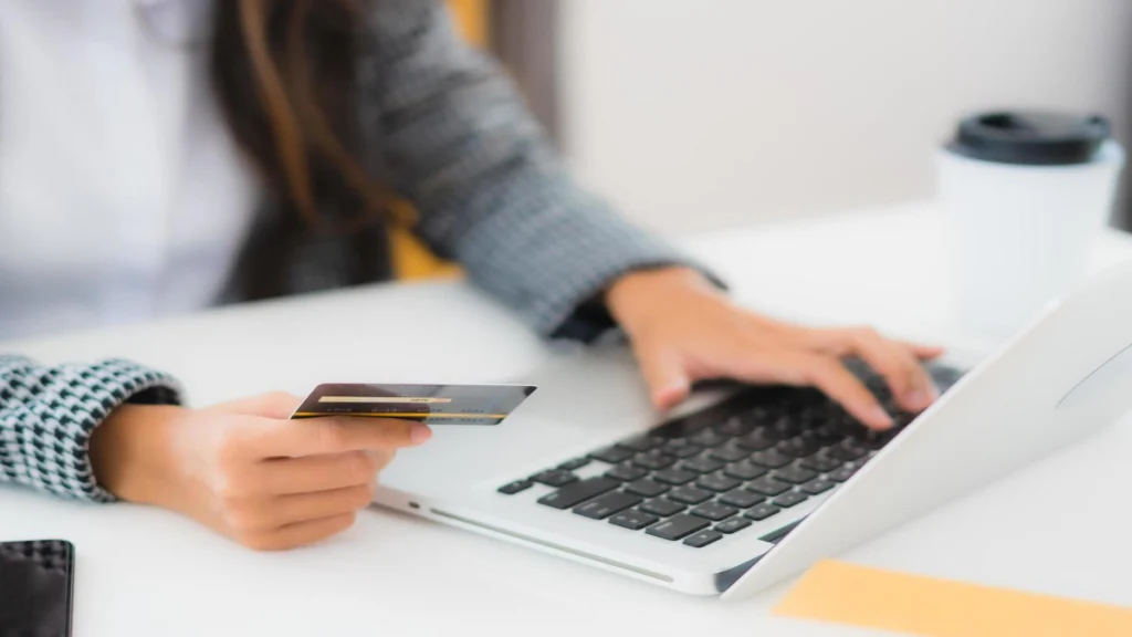 imresizer-woman-using-credit-card-with-laptop-for-online-shopping-free-photo-1024x576 Buscas no Google no Dia das Mães disparam por presentes e revelam consumidor indeciso