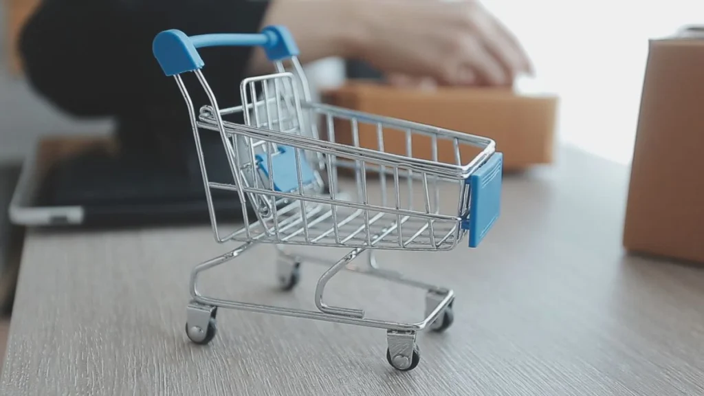imresizer-young-asian-business-woman-using-mobile-phone-call-receiving-purchase-order-and-check-product-in-stock-work-at-home-office-small-business-sme-online-market-delivery-lifestyle-freelance-co-1024x576 Faturamento das PMEs online atinge R$ 20,3 Bilhões com e-commerce em 2026