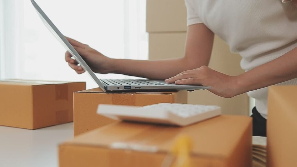 imresizer-young-attractive-asian-woman-owner-startup-business-look-at-camera-work-happy-with-box-at-home-prepare-parcel-delivery-in-sme-supply-chain-procurement-omnichannel-or-coronavirus-quarantin-1024x576 Como calcular frete no e-commerce sem sacrificar a margem de lucro
